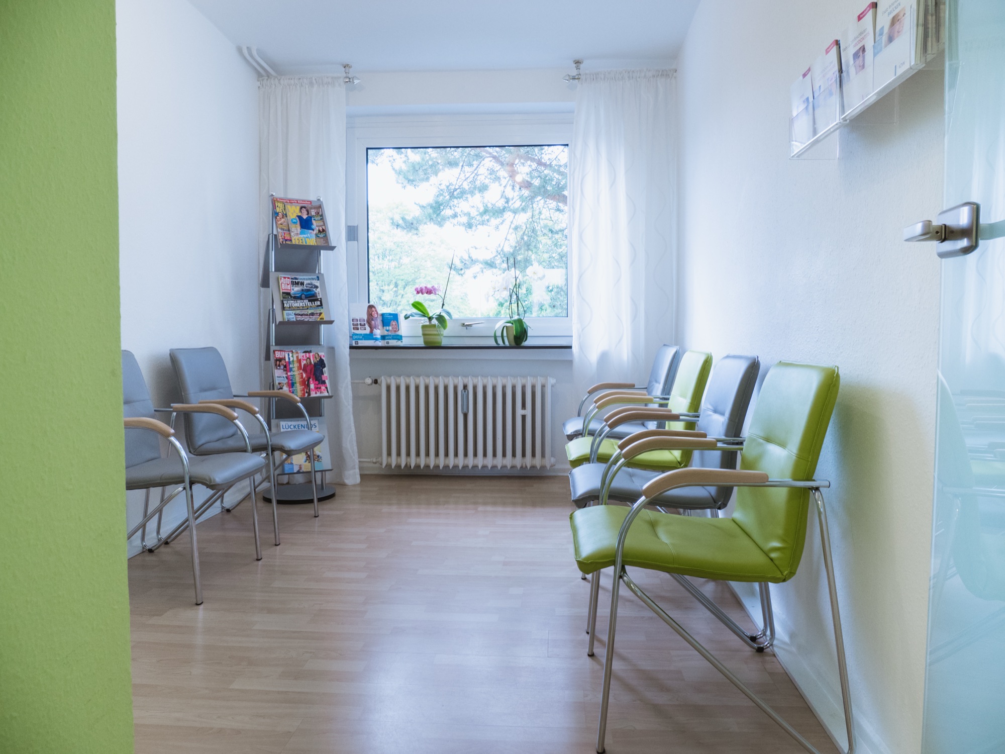 Wartezimmer mit Blick ins Grüne