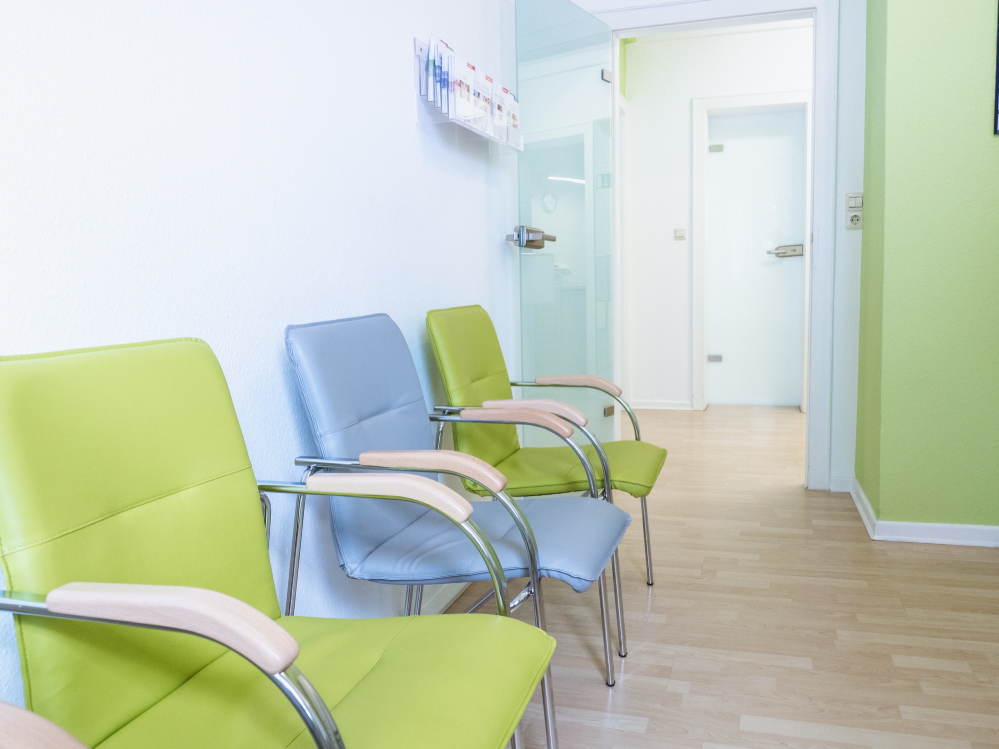 Wartezimmer mit Sitzgelegenheiten